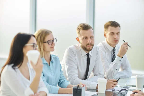 De cerca. el equipo está discutiendo nuevo proyecto de inversión — Foto de Stock