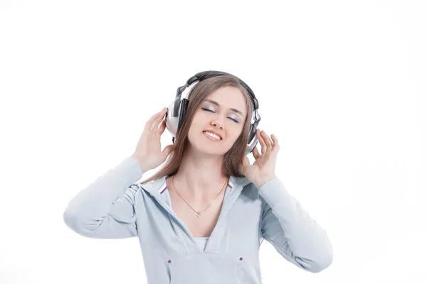 Κινηματογράφηση σε πρώτο πλάνο. σύγχρονη γυναίκα στα ακουστικά. απομονωμένα σε λευκό — Φωτογραφία Αρχείου