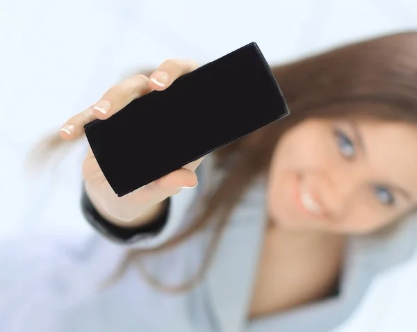 Blick von oben: Erfolgreiche Geschäftsfrau zeigt Handy — Stockfoto