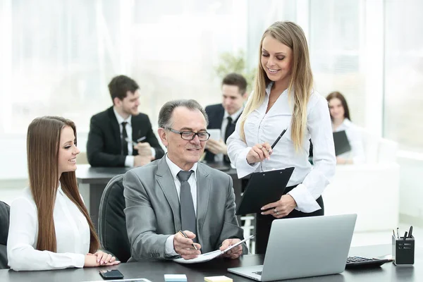 Team di lavoro che discute con il responsabile dei dati finanziari — Foto Stock