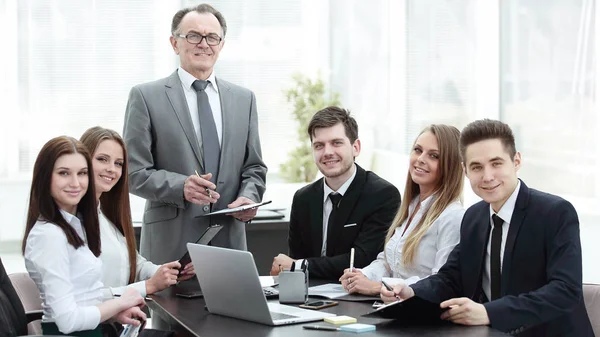 Gerente de proyecto en la reunión de trabajo con el equipo empresarial . — Foto de Stock