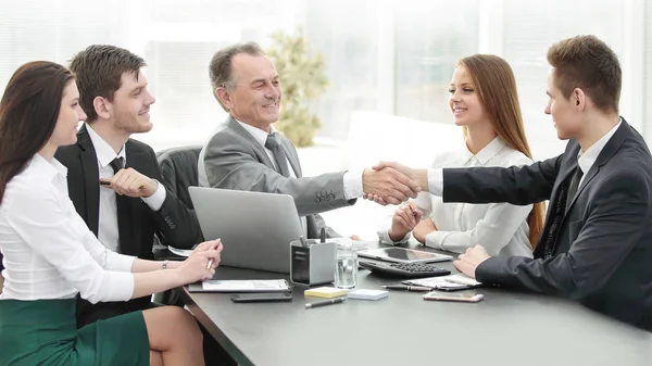 商人和投资者在谈判桌上握手 — 图库照片