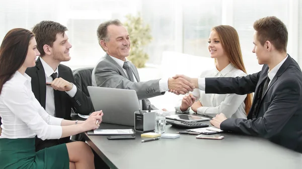 Empresario e inversor dan la mano en la mesa de negociaciones — Foto de Stock