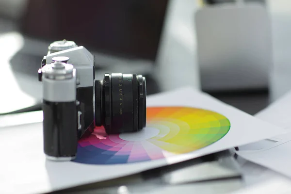 Close up. Old retro movie camera 35mm on the table by the modern designer — стоковое фото