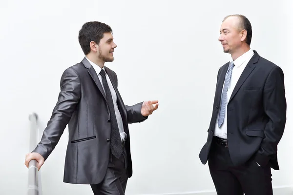 Colegas de negocios discutiendo temas de negocios. oficina días laborables —  Fotos de Stock