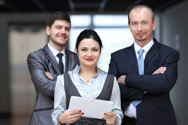 Sluit up.group van mensen uit het bedrijfsleven met digitale tablet. — Stockfoto