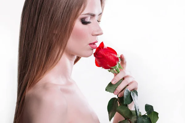 Seitenansicht. Ein schönes Mädchen mit einer roten Rose. isoliert auf weiß — Stockfoto