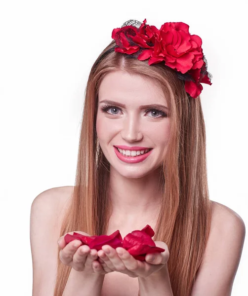 Schöne blonde Frau mit Rosenblättern in ihren Händen — Stockfoto