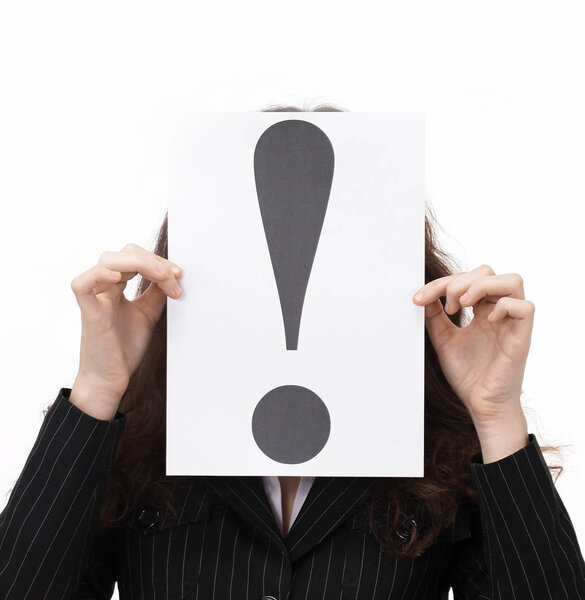 молодая деловая женщина с восклицательным знаком

