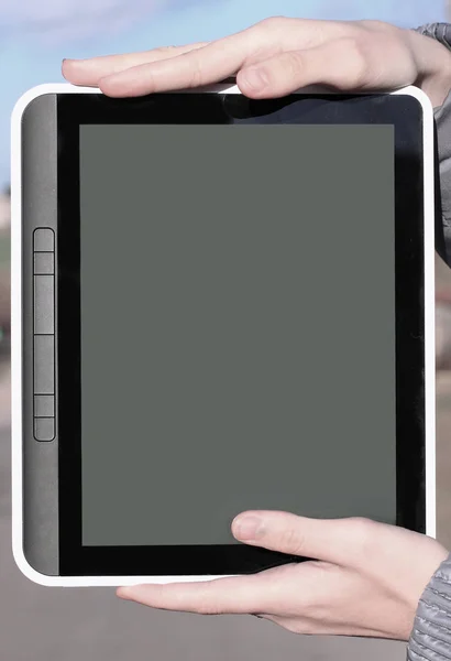 Close up. woman showing a digital tablet outdoors — Stock Photo, Image