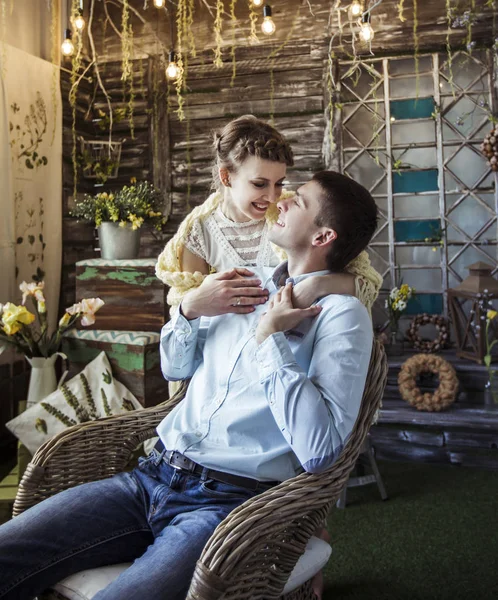 Retrato - uma esposa carinhosa e um marido feliz em uma casa de campo — Fotografia de Stock