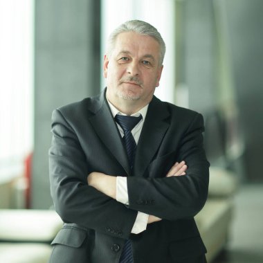 office arka plan üzerinde yetişkin bir işadamı portresi