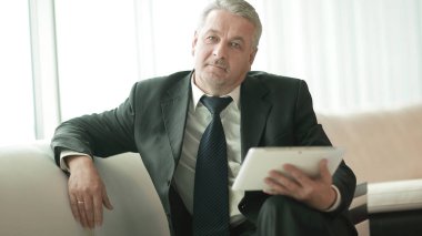 düşünceli işadamı ile dijital tablet.people ve teknoloji