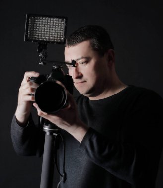 siyah arka plan üzerine bir camera.isolated ile profesyonel fotoğrafçı