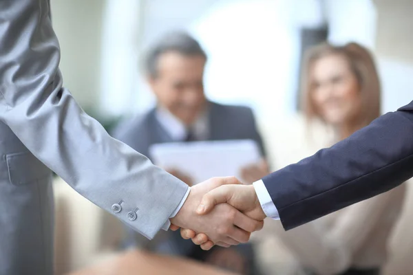 職場の背景のビジネス パートナーの up.handshake を閉じる — ストック写真