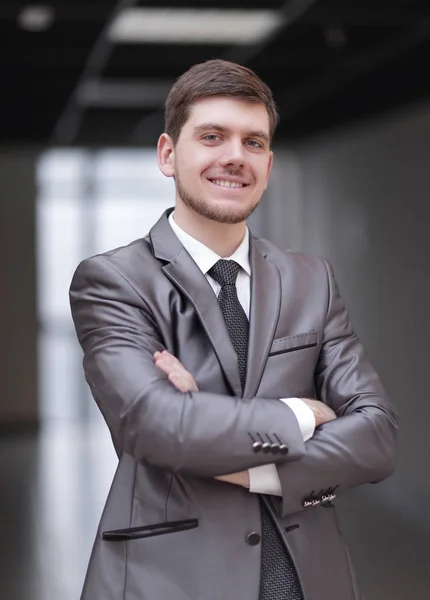 Fechar up.very homem de negócios feliz em seu escritório — Fotografia de Stock