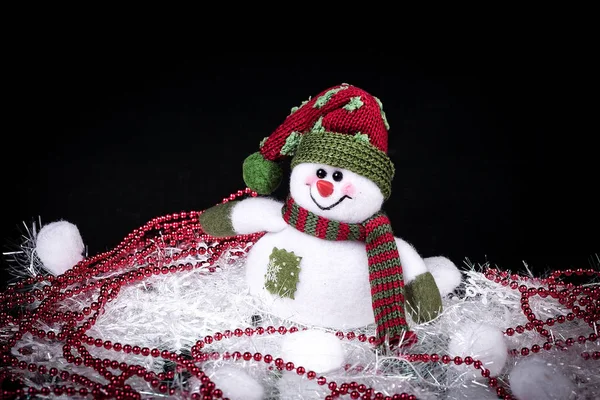 Diversão brinquedo boneco de neve e decorações de Natal em um fundo preto — Fotografia de Stock