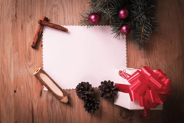 Tarjeta de Navidad en blanco y una caja con regalo en el fondo de Navidad —  Fotos de Stock