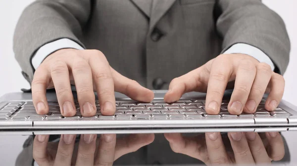 Gros plan. Homme d'affaires tapant sur le clavier de l'ordinateur portable. isolé sur un fond blanc . — Photo