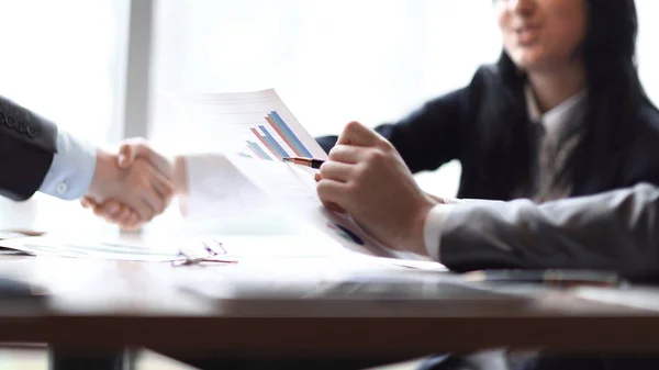 Bilden av en business handslag affärskvinnor med affärspartner — Stockfoto