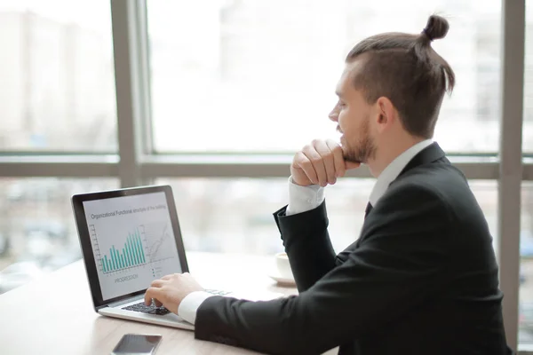 Closeup.modern homme d'affaires travaillant sur ordinateur portable dans le bureau — Photo