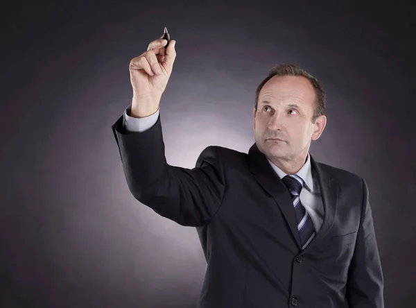 Homem de negócios escrevendo em um quadro-negro virtual. foto no fundo preto — Fotografia de Stock