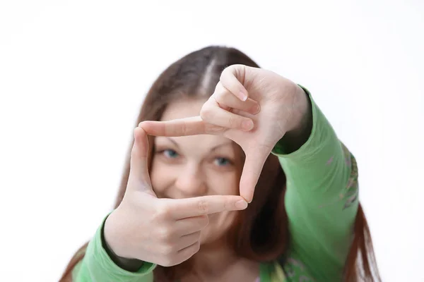 Porträt einer lächelnden jungen Frau, die ihm einen Bilderrahmen aus den Händen schneidet — Stockfoto