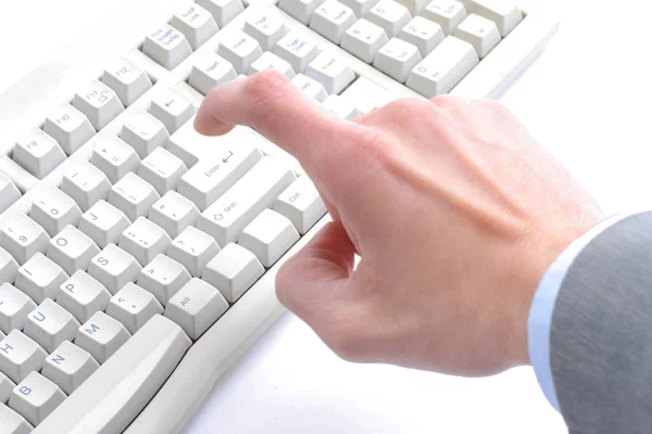 Close-up van secretaris hand computer toetsen aan te raken tijdens werk Rechtenvrije Stockafbeeldingen
