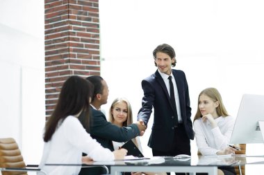 Modern bir ofiste el sıkışma müdürü ve müşterisi