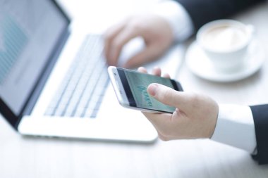 portre. iş adamı mali grafiklerle çalışma