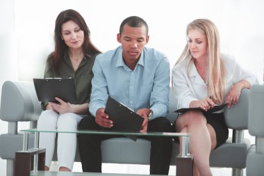 iş takım ile laptop sırasında bir iş ara