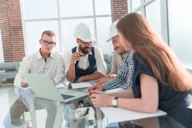 Yeni bir proje için fikirler tartışırken mimar ve tasarım ekibi