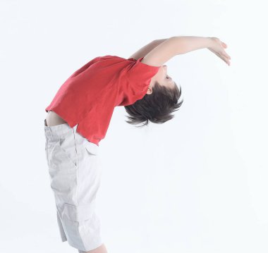 küçük çocuk bir egzersiz Köprüsü .isolated beyaz üzerinde gerçekleştirir.