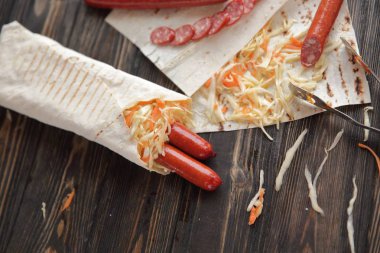Acılı sosis ve vegetables.photo kopya alanı ile silindir mini değirmenler