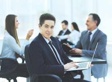 yakışıklı genç iş adamı ve laptop portre