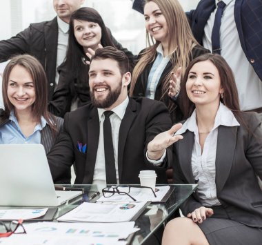 iş takım kendi elleriyle yukarı ve karar yakınındaki masaüstüne için oylama