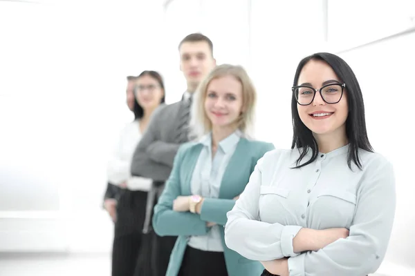 Femme d'affaires confiante debout devant son équipe d'affaires — Photo