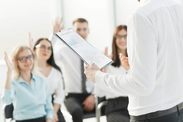 Equipo de negocios hace preguntas sobre la sesión informativa en la oficina — Foto de Stock