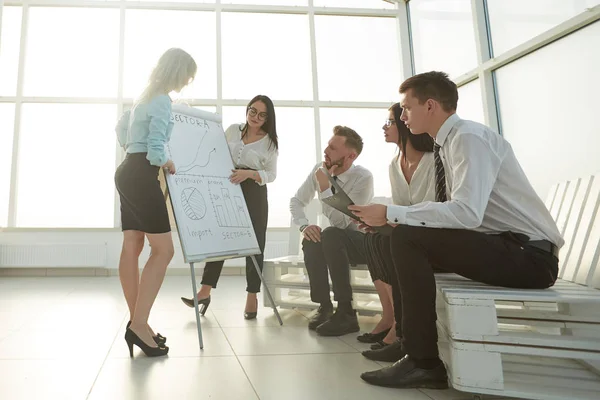 Equipo de negocios en la nueva oficina está discutiendo sus posibilidades — Foto de Stock