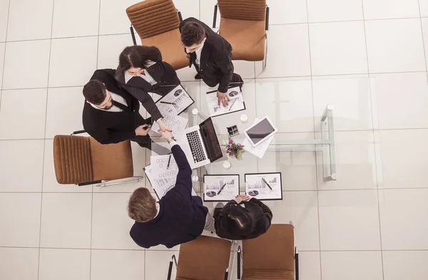 Handslag för affärspartners efter att ha diskuterat det finansiella avtalet för den moderna arbetsplatsen — Stockfoto