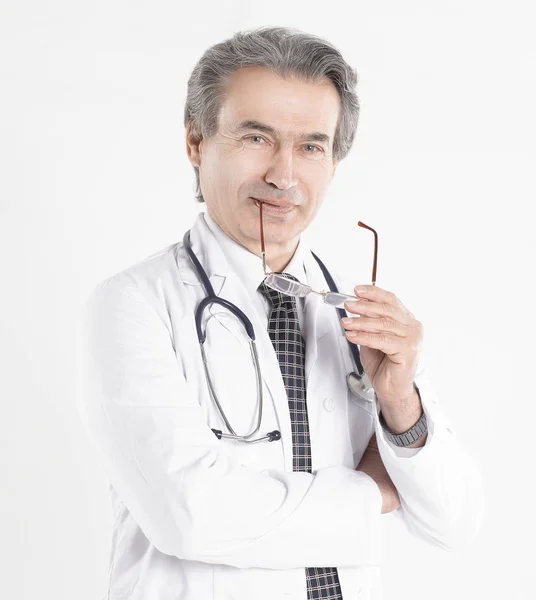 Retrato de um terapeuta médico benevolente.isolado em fundo branco — Fotografia de Stock