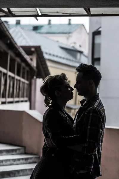 Älskare krama varandra på gatorna i en storstad — Stockfoto