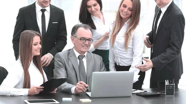 Director y equipo de negocios mirando la pantalla del ordenador portátil . — Foto de Stock