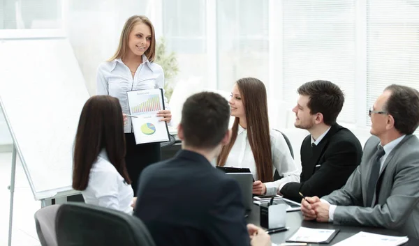 Donna d'affari condurre una presentazione per i colleghi di lavoro — Foto Stock