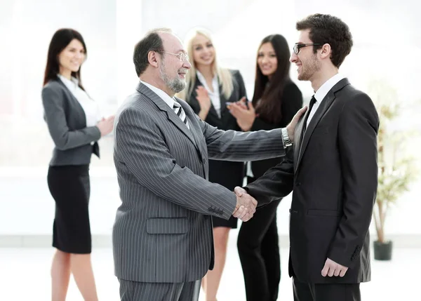 Möte med företagare i office.business handslag. — Stockfoto