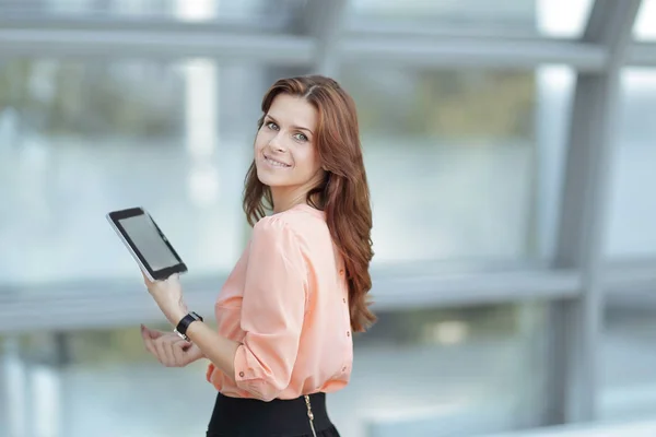 Côté view.confident femme d'affaires avec tablette numérique — Photo