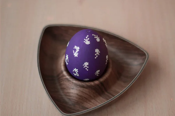 Uovo di Pasqua splendidamente dipinto su uno sfondo leggero — Foto Stock