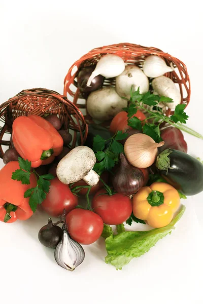 Closeup.Mushrooms i świeże warzywa w wiklinowym koszu — Zdjęcie stockowe