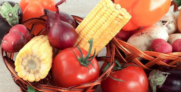 Fechar up.fresh legumes sobre a mesa. o conceito de alimentação saudável . — Fotografia de Stock