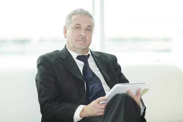 Hombre de negocios moderno sentado en lobby.people oficina y la tecnología —  Fotos de Stock